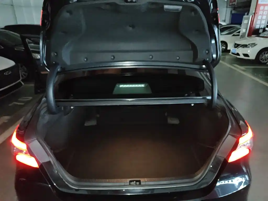 Toyota Camry — миниатюра 19