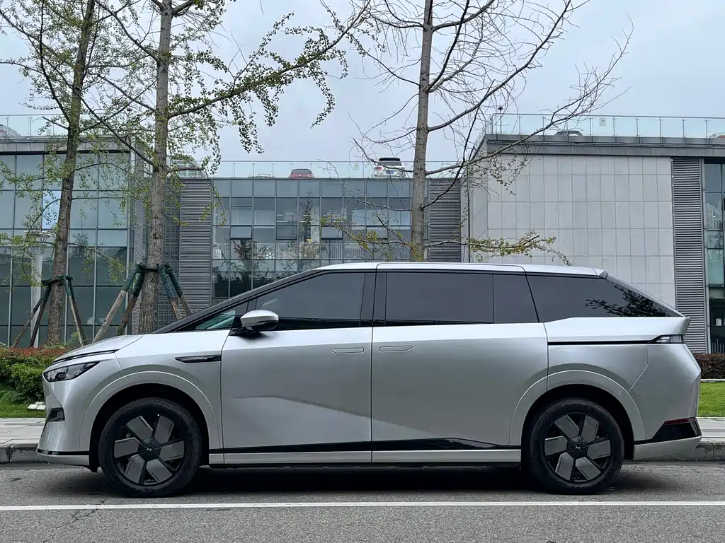 XPeng X9 — миниатюра 4