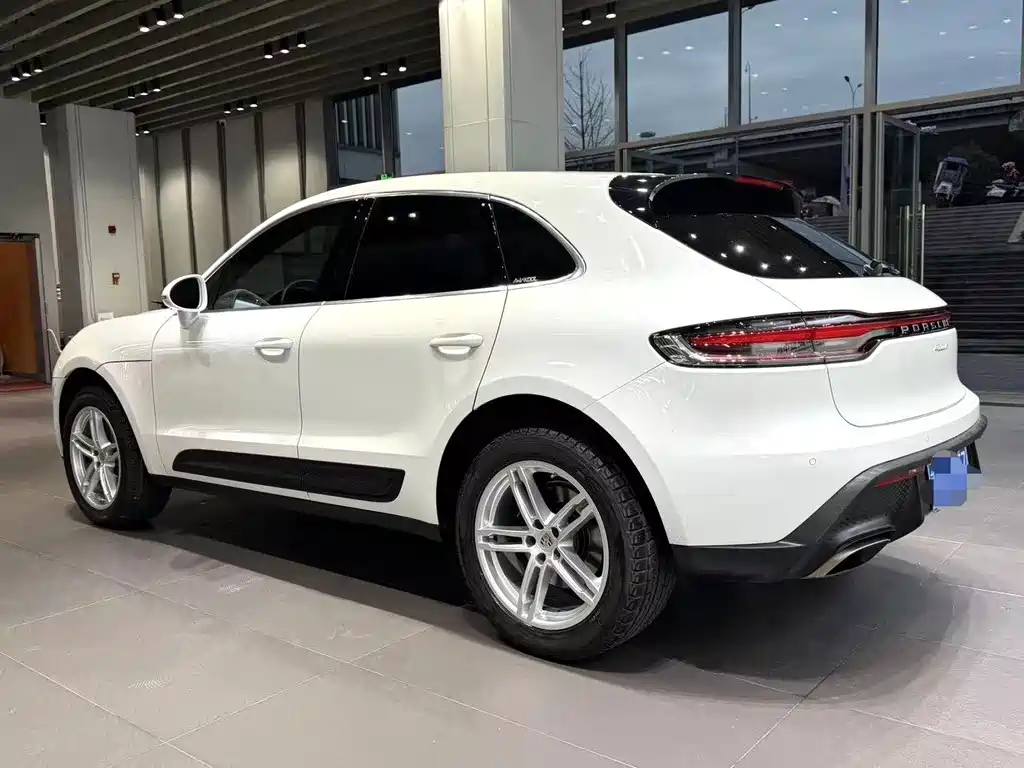 PORSCHE MACAN