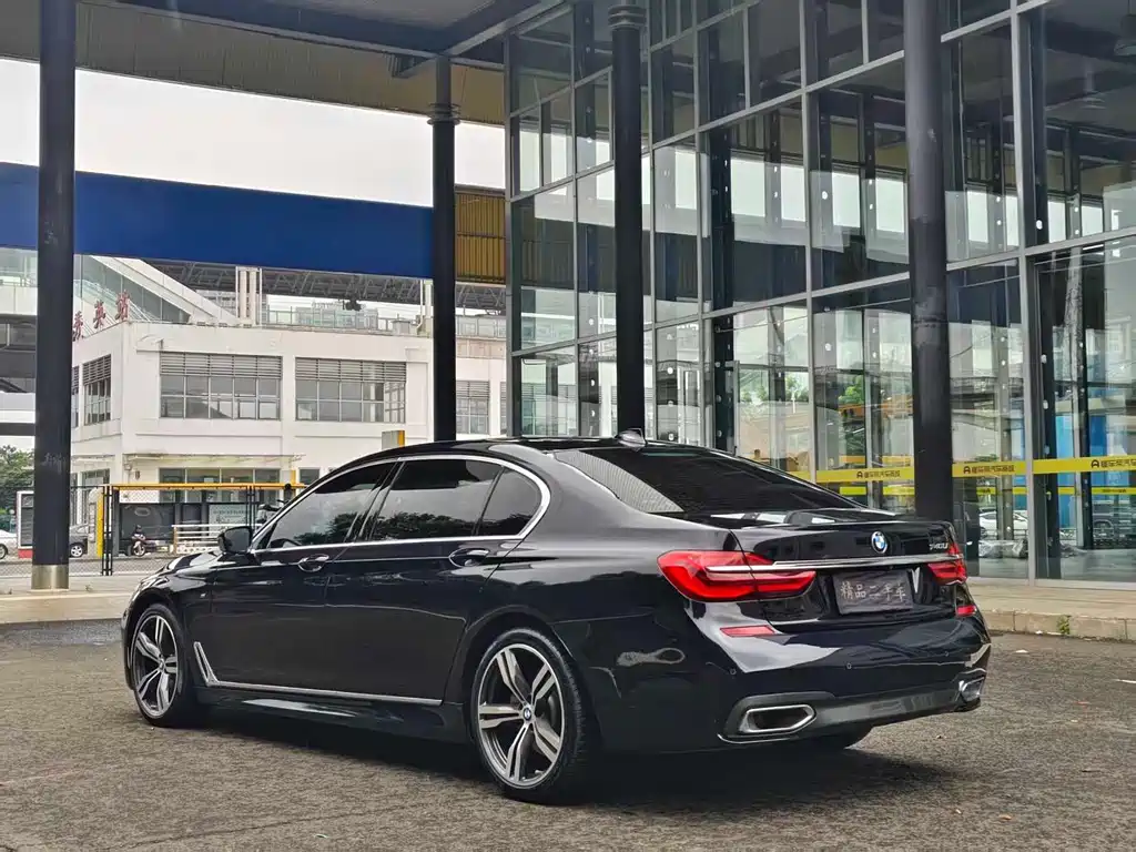BMW 7 Series — миниатюра 7