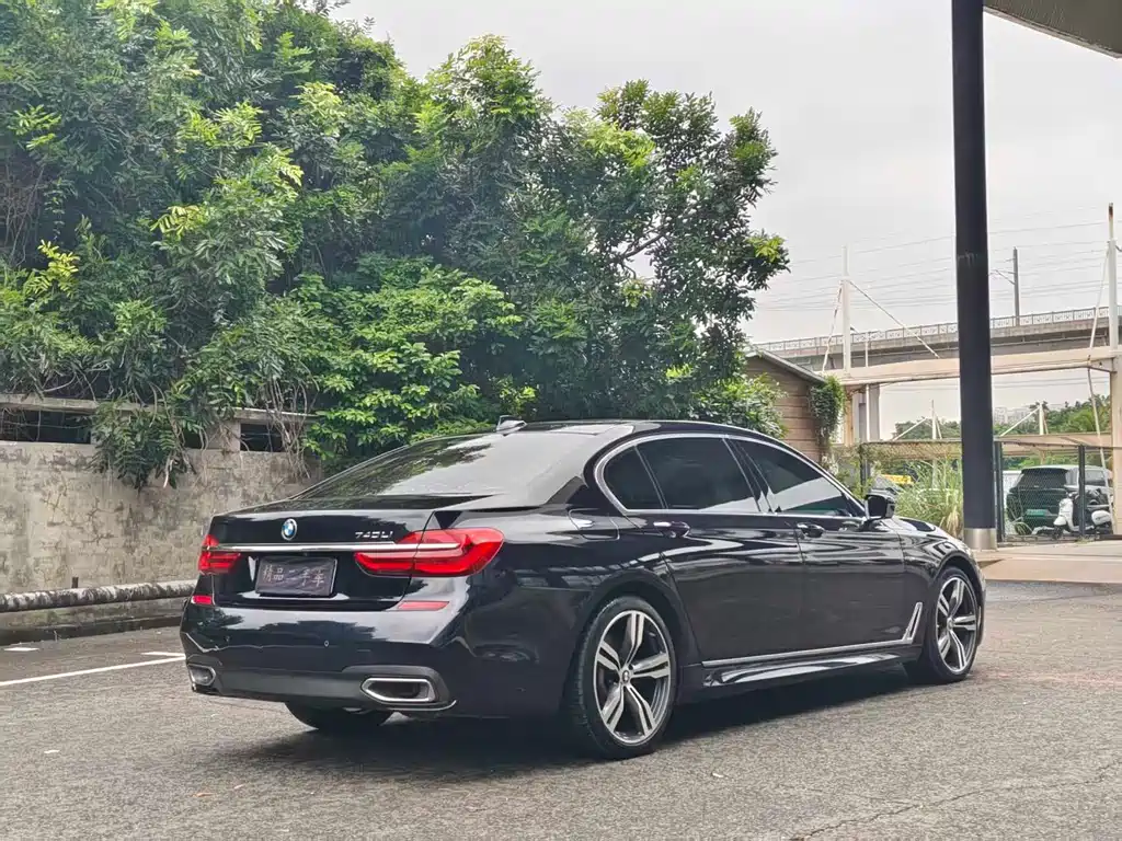 BMW 7 Series — миниатюра 9
