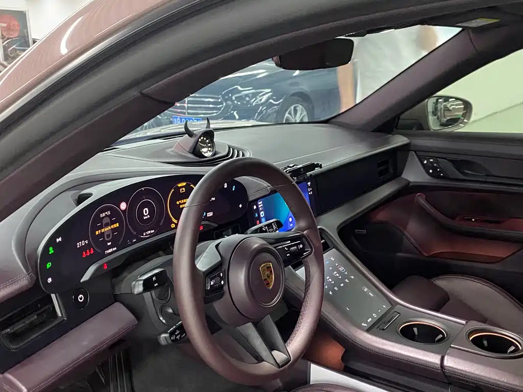 Porsche Taycan — миниатюра 5
