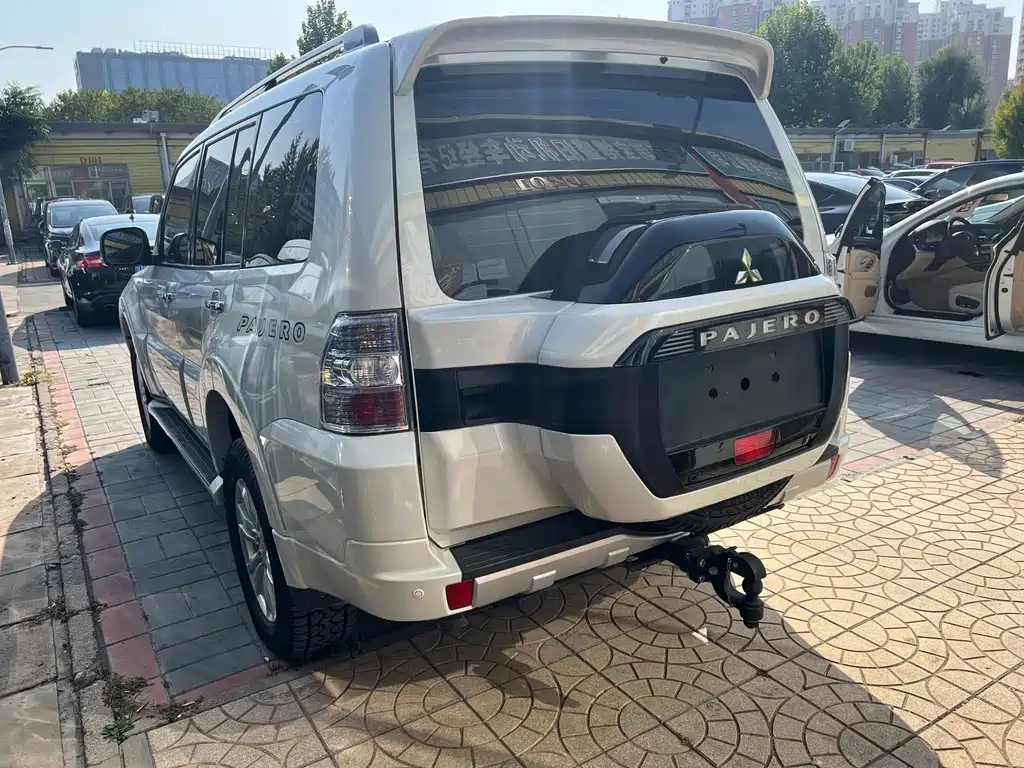 Mitsubishi Pajero (Import) — миниатюра 4