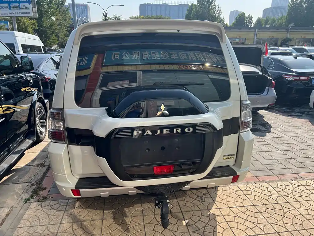 Mitsubishi Pajero (Import) — миниатюра 5
