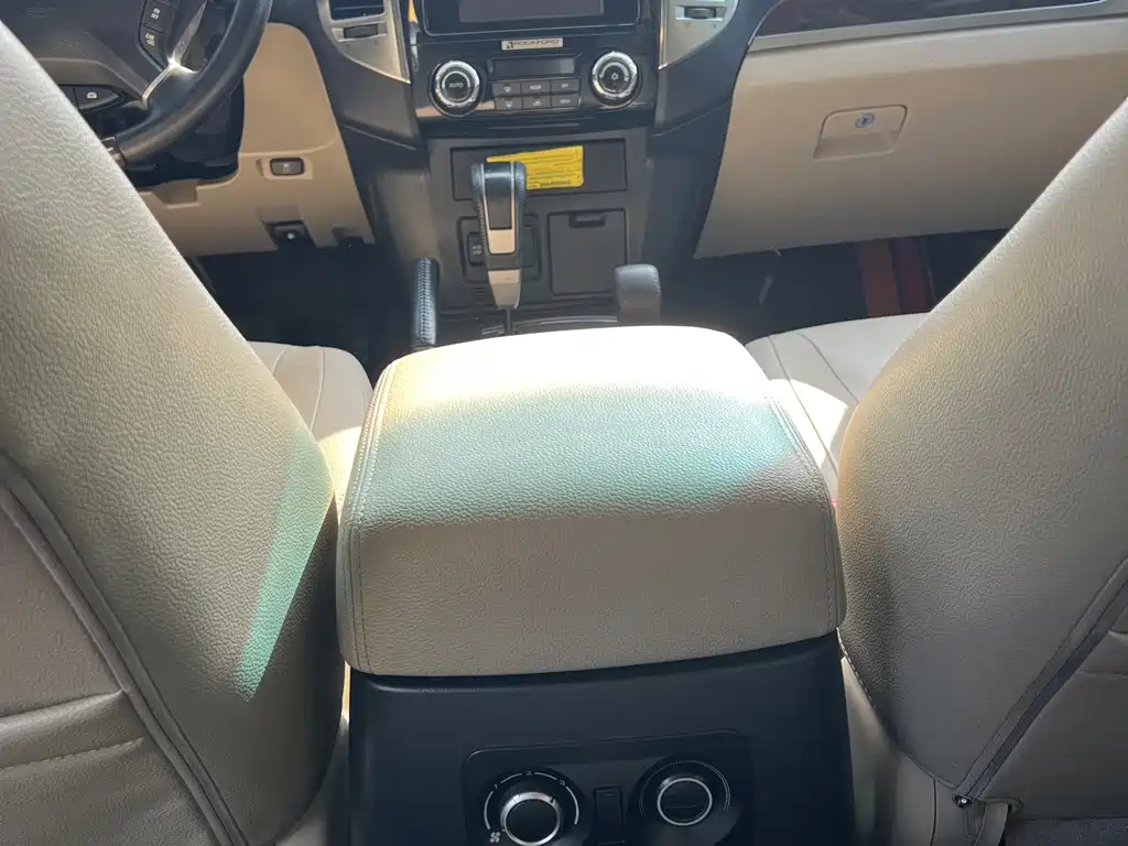 Mitsubishi Pajero (Import) — миниатюра 12