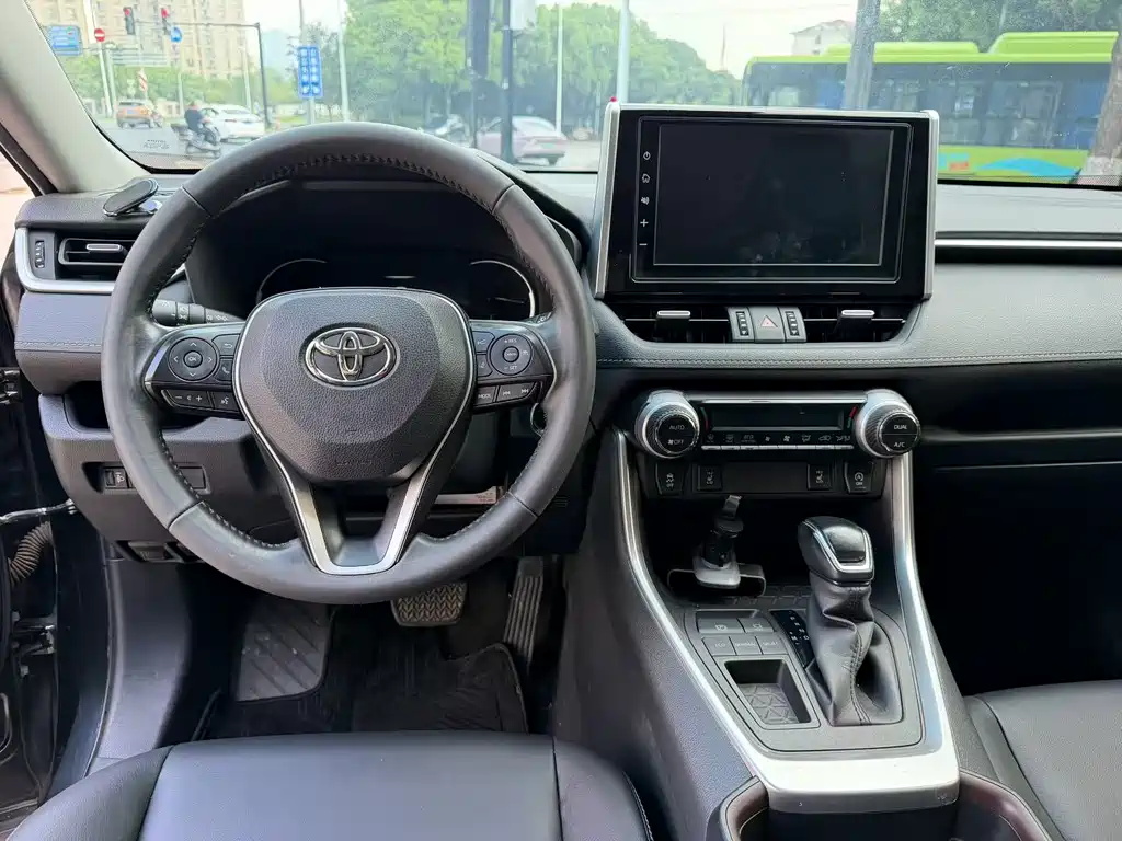 Toyota RAV4 — миниатюра 6