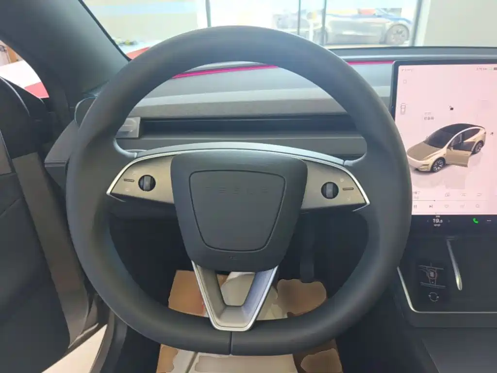 Tesla Model Y L — миниатюра 11