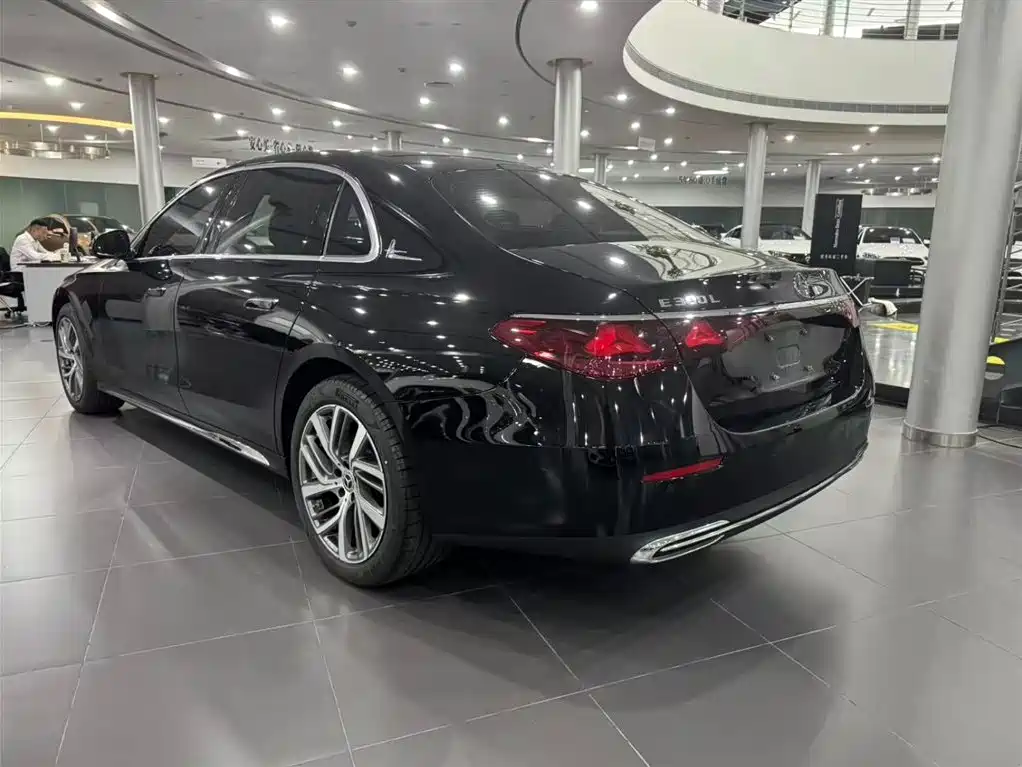 Mercedes-Benz E-Class — миниатюра 3