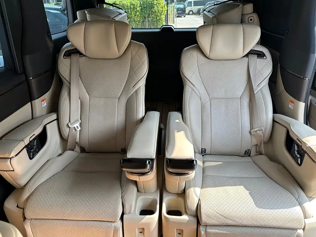 Toyota Alphard — миниатюра 10