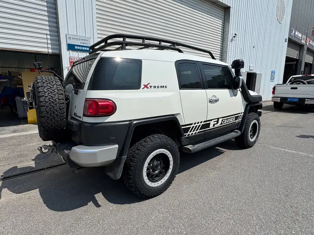 Toyota FJ Cruiser — миниатюра 12