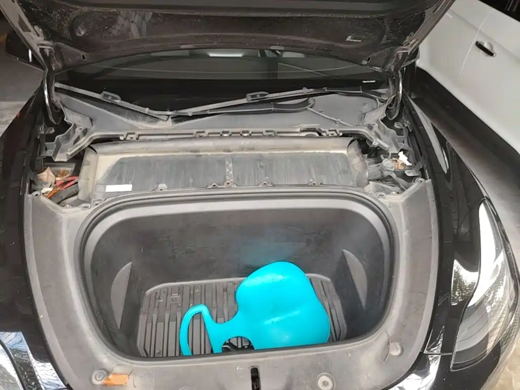 Tesla Model Y — миниатюра 20