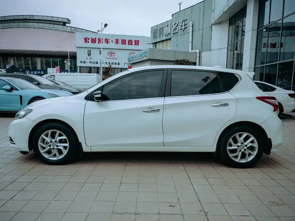 Nissan Tiida — миниатюра 14