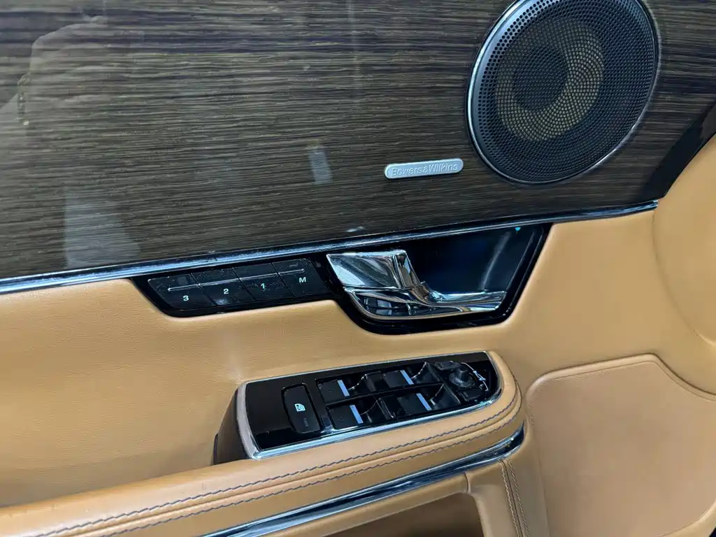 Jaguar XJ — миниатюра 19