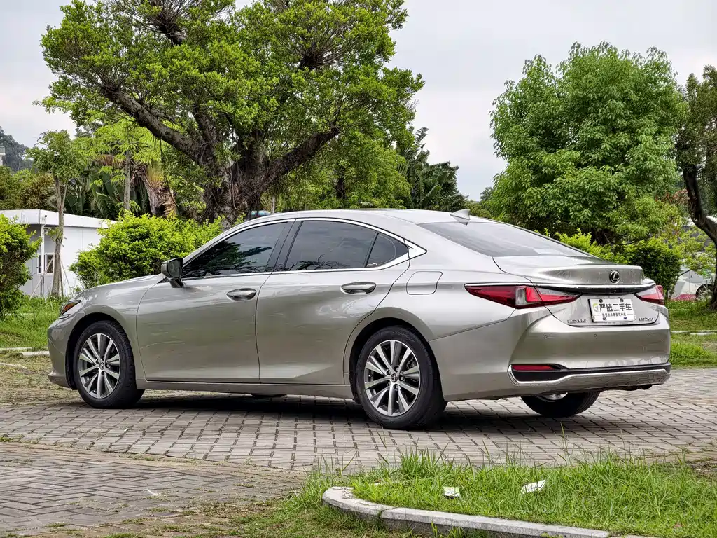 Lexus ES — миниатюра 8