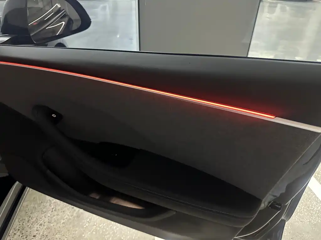 Tesla Model 3 — миниатюра 8