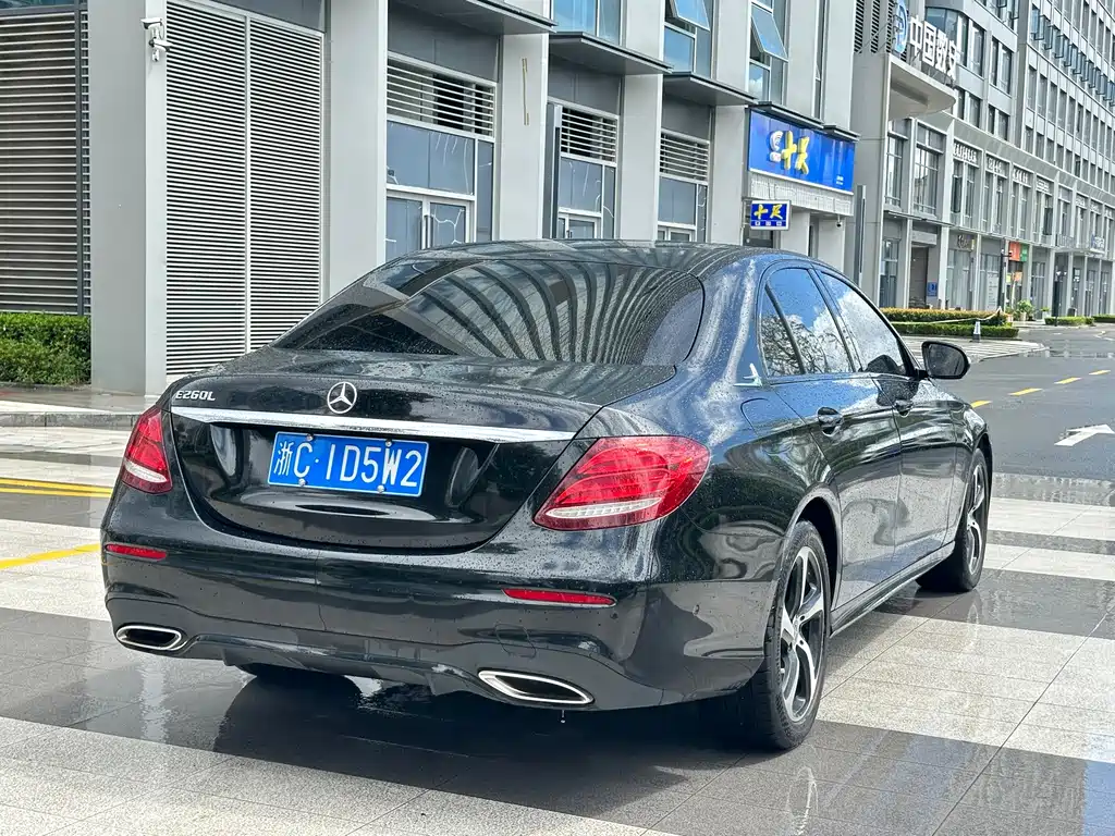 Mercedes-Benz E-Class — миниатюра 7