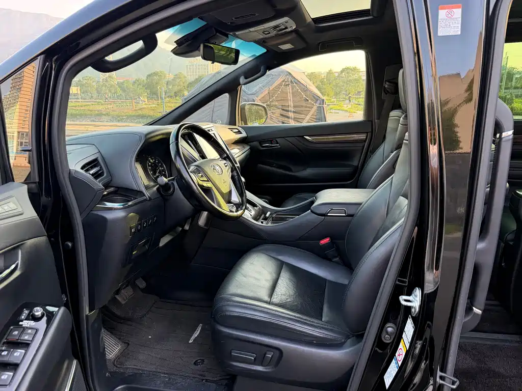 Toyota Alphard — миниатюра 5
