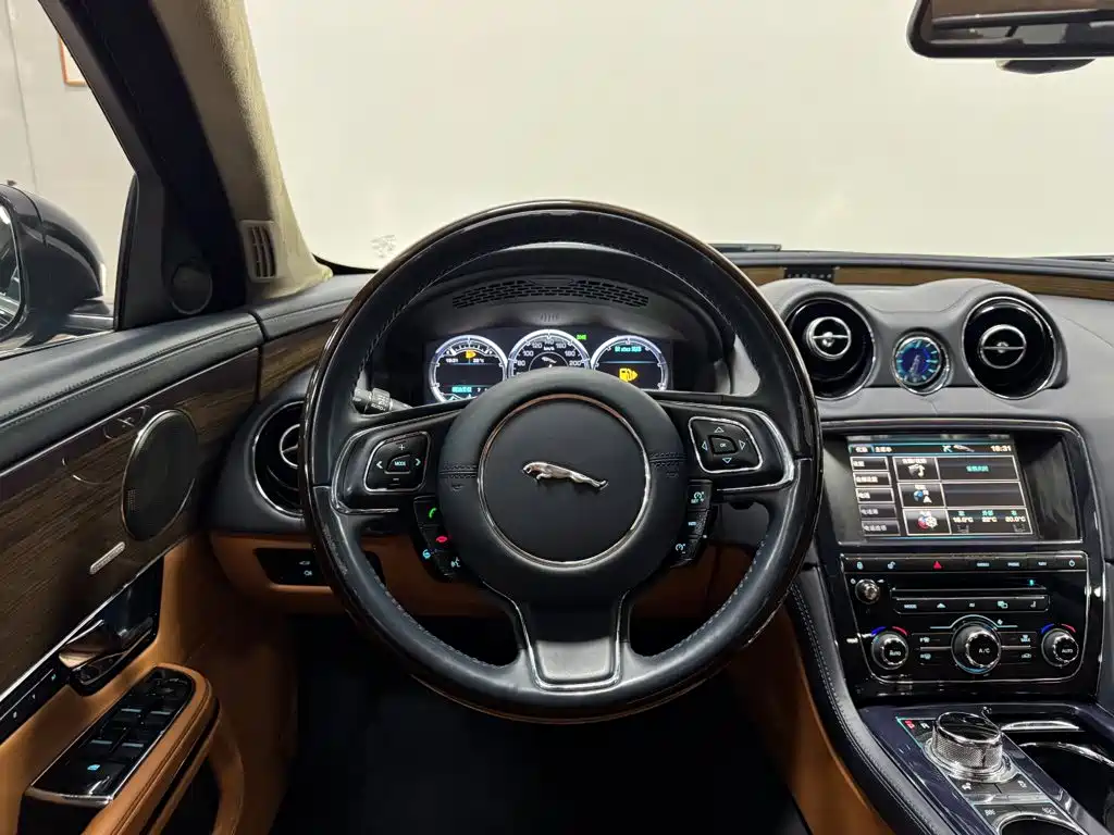 Jaguar XJ — миниатюра 24