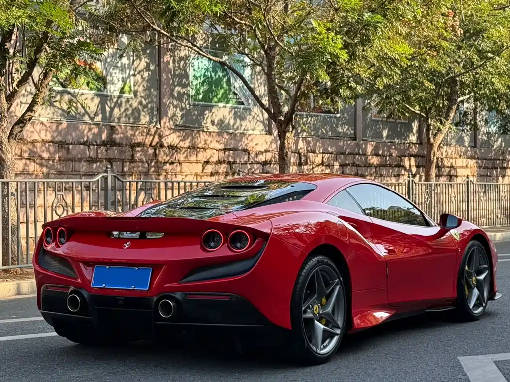 FERRARI F8