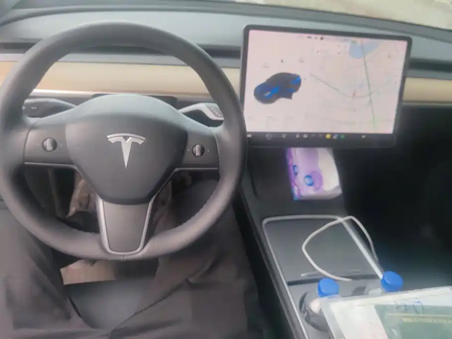 Tesla Model Y — миниатюра 12
