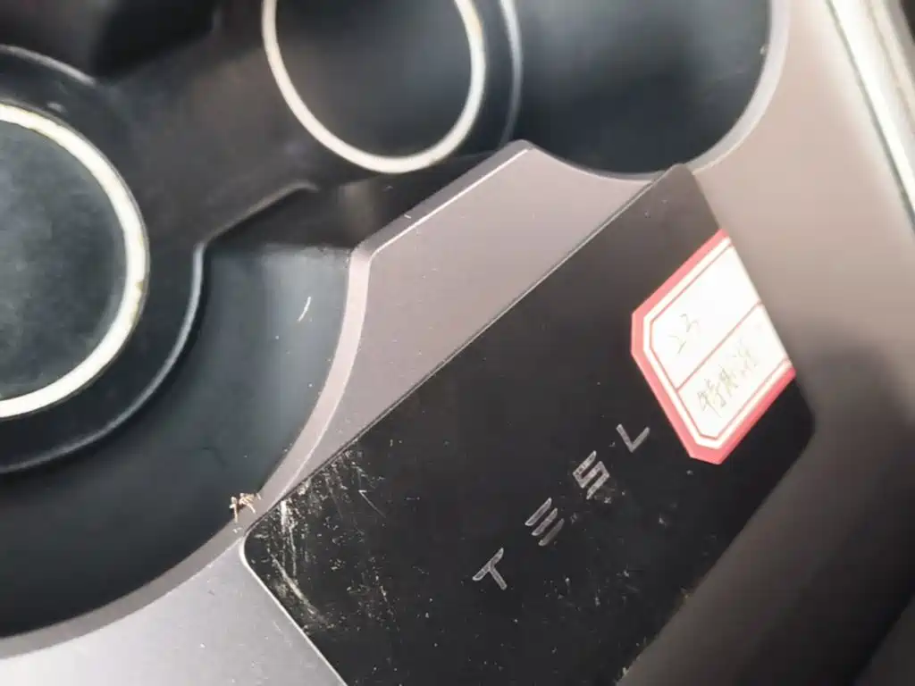 Tesla Model Y — миниатюра 9