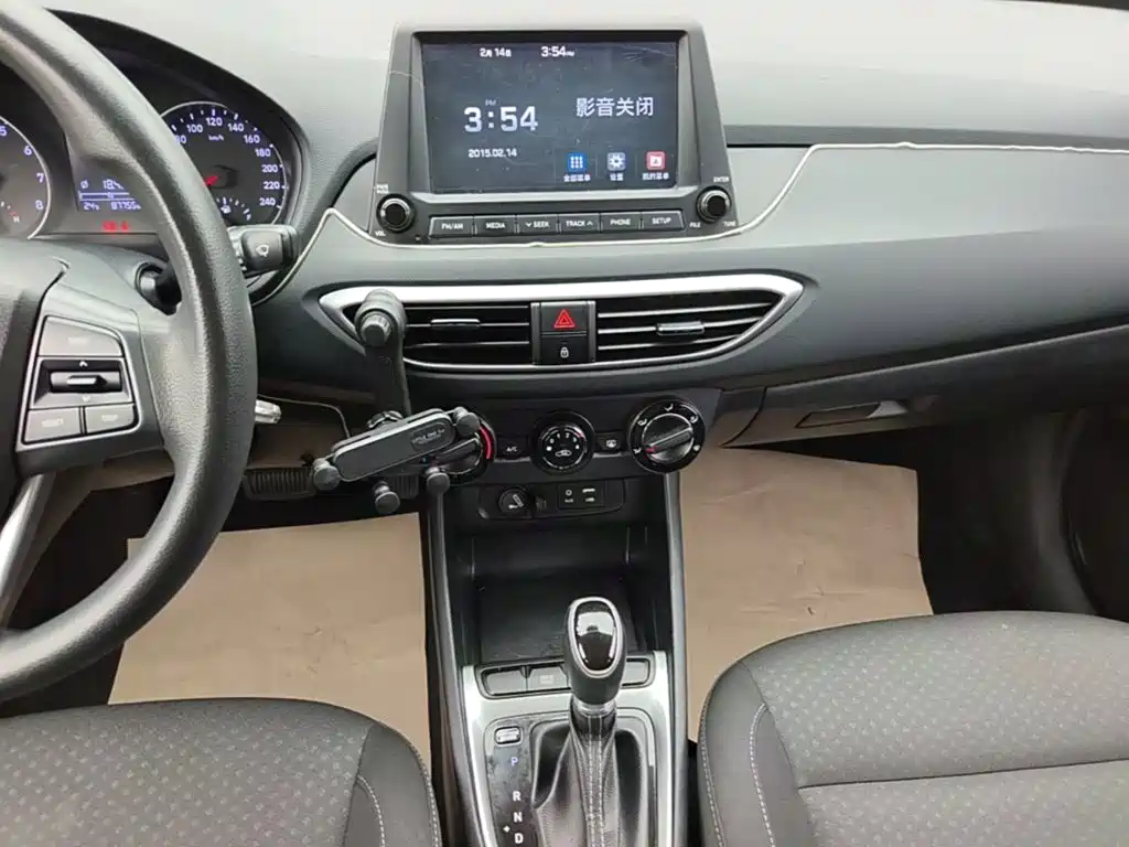 Hyundai Elantra — миниатюра 13