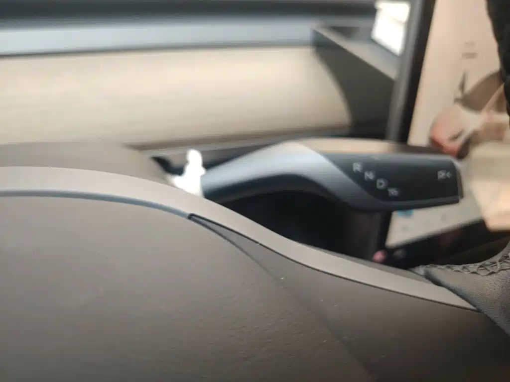 Tesla Model Y — миниатюра 15
