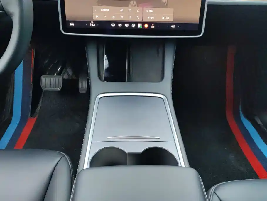 Tesla Model Y — миниатюра 16