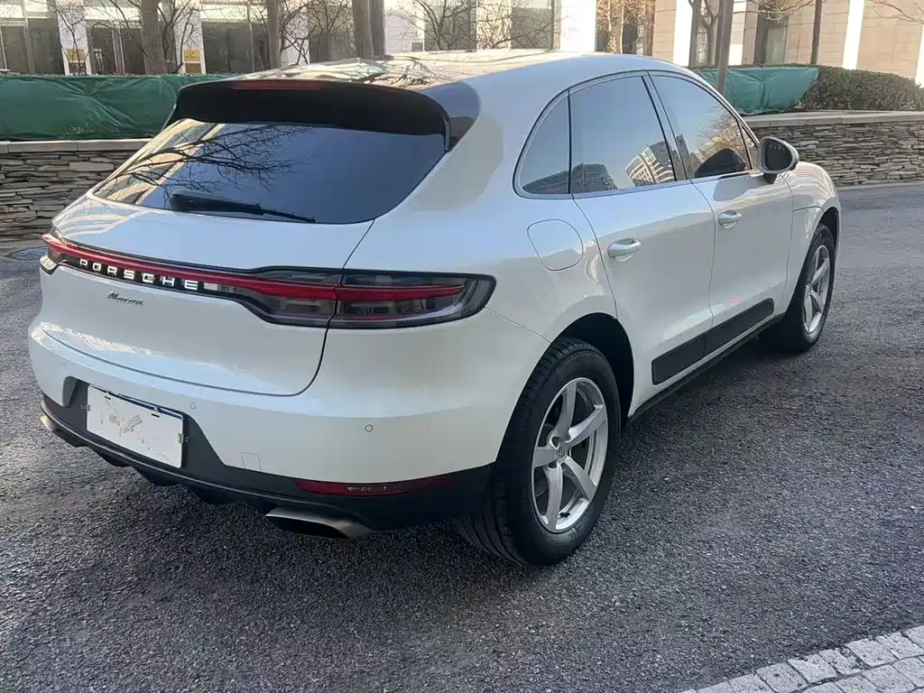 PORSCHE MACAN