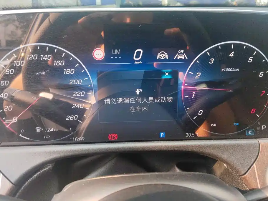 Mercedes-Benz E-Class — миниатюра 13