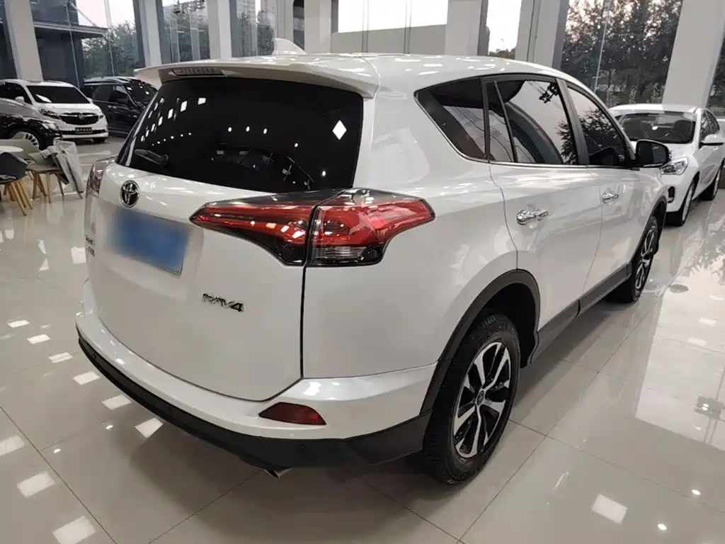 Toyota RAV4 — миниатюра 7