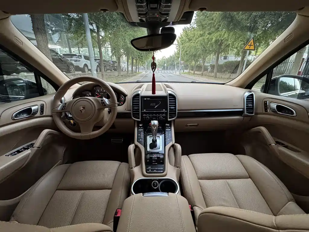 Porsche Cayenne — миниатюра 9