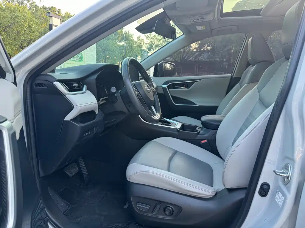 Toyota RAV4 — миниатюра 4