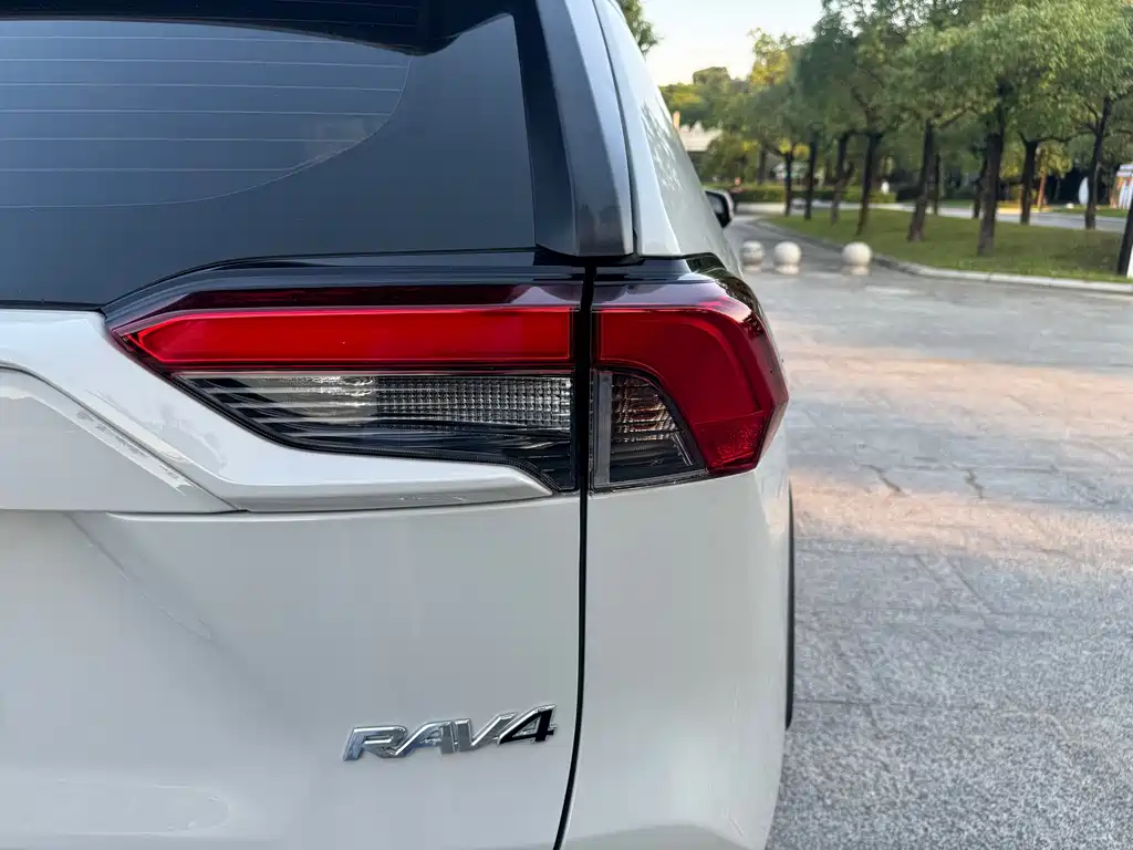 Toyota RAV4 — миниатюра 20
