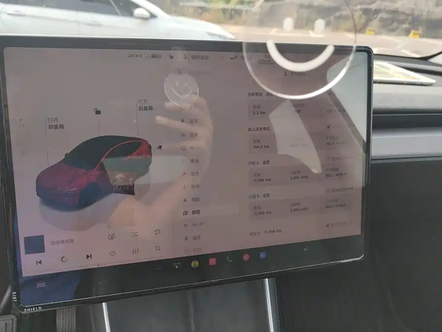 Tesla Model Y — миниатюра 14