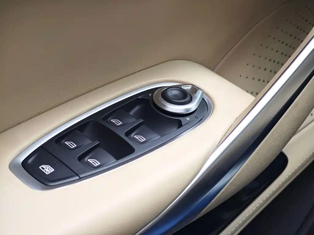 Aston Martin DBX — миниатюра 9