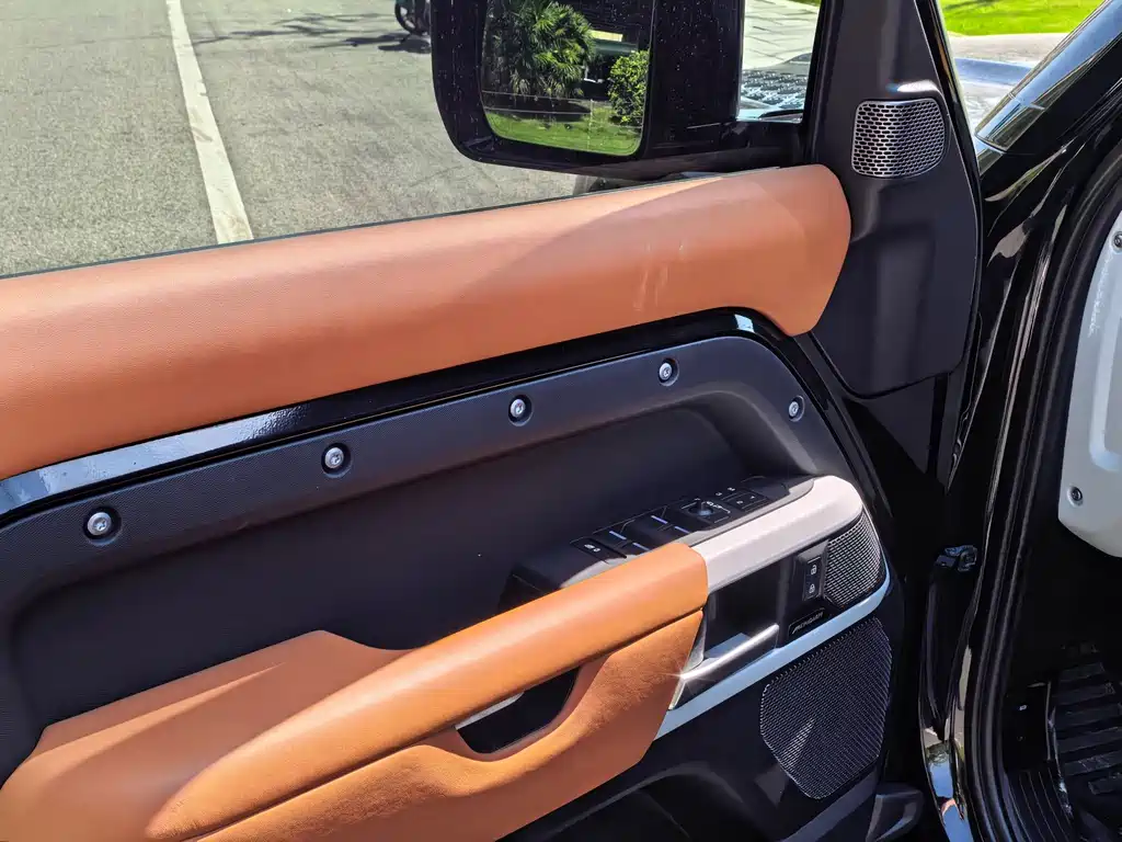 Land Rover Defender — миниатюра 3