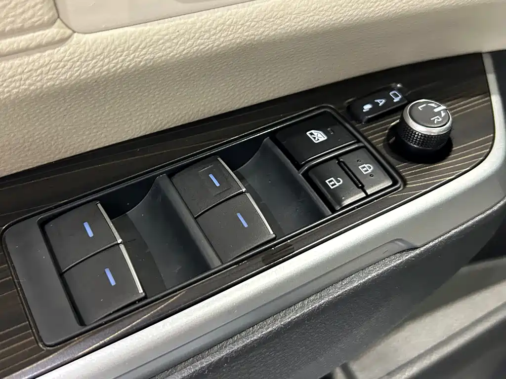 Toyota Granvia — миниатюра 6