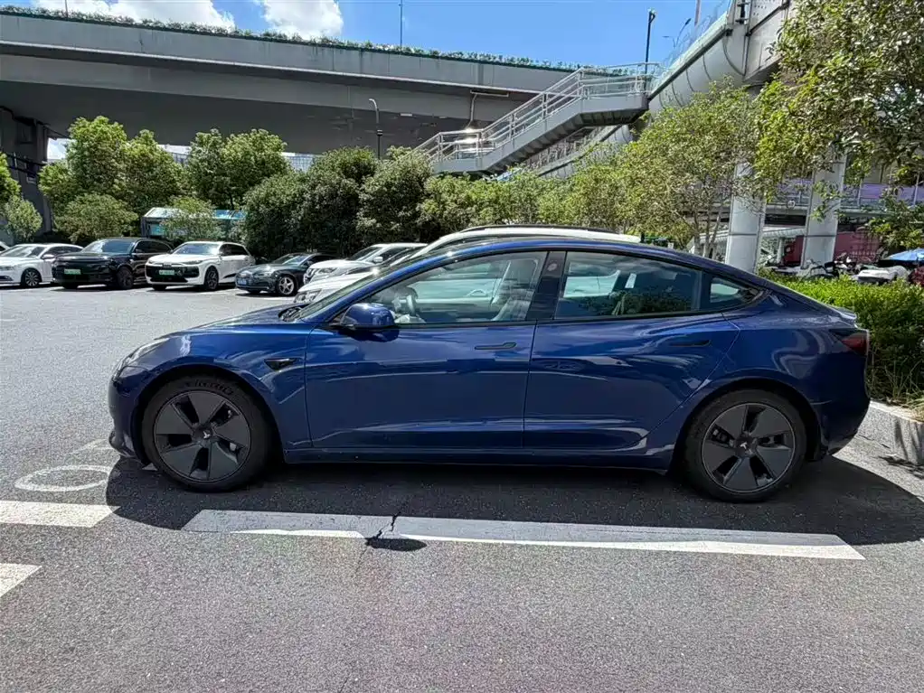 Tesla Model 3 — миниатюра 3