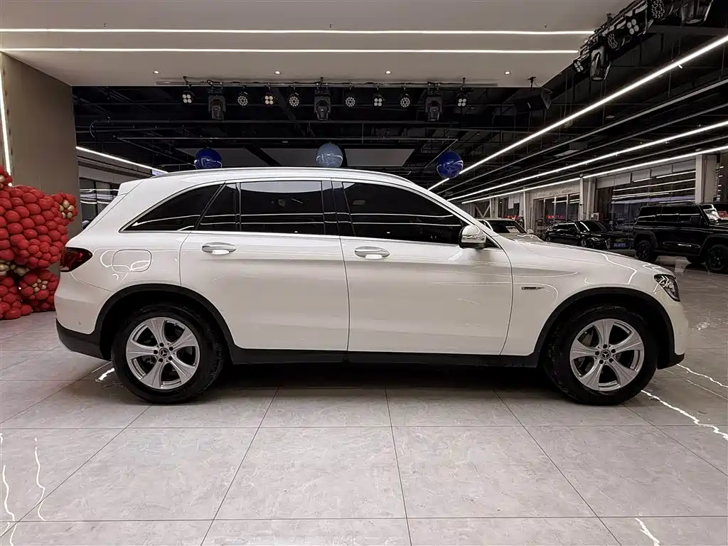 MERCEDES-BENZ GLC
