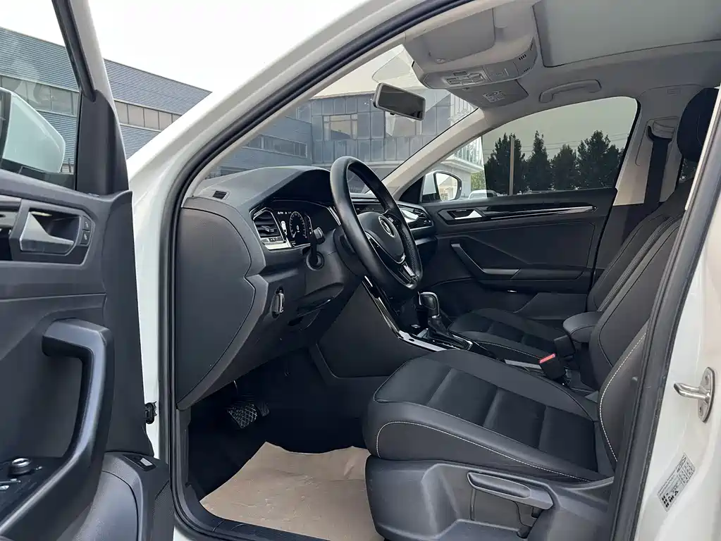 Volkswagen T-Roc — миниатюра 8