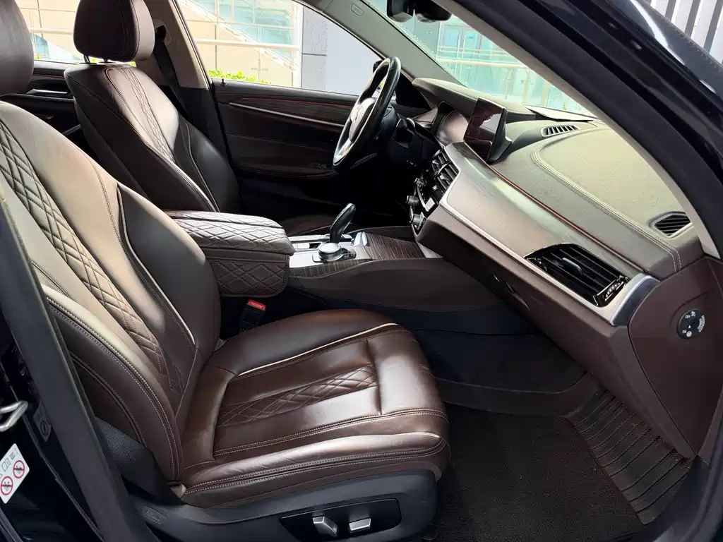 BMW 5 Series New Energy — миниатюра 12
