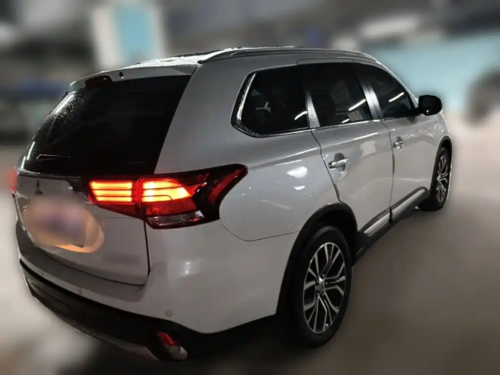 Mitsubishi Outlander — миниатюра 10
