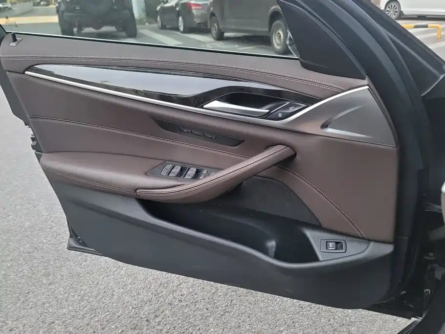 BMW 5 Series — миниатюра 7