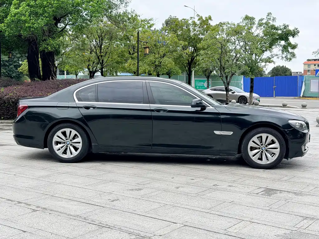 BMW 7 Series — миниатюра 8