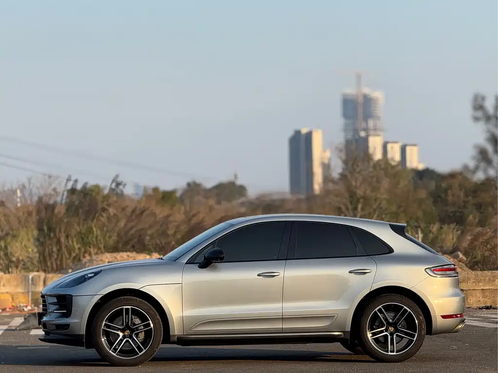 PORSCHE MACAN