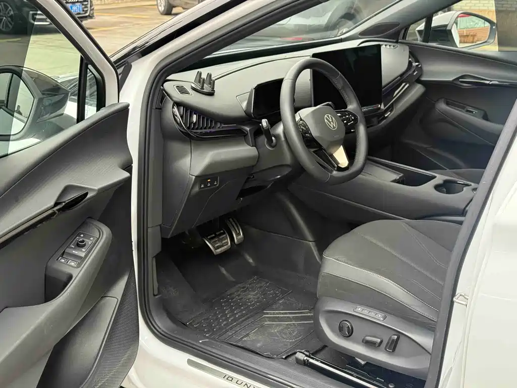 VOLKSWAGEN WITH THE CROWD 06