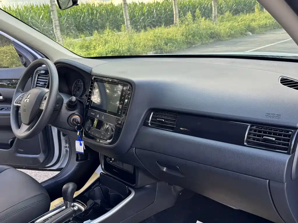 Mitsubishi Outlander — миниатюра 13