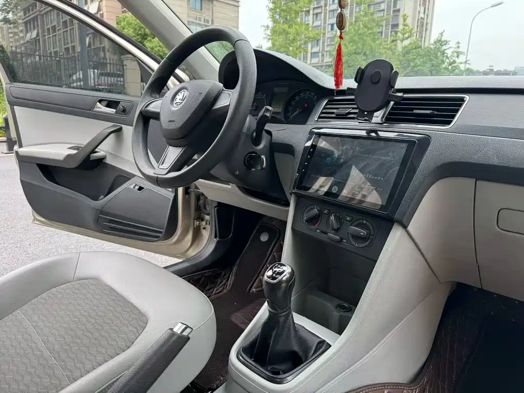 Skoda Rapid — миниатюра 9
