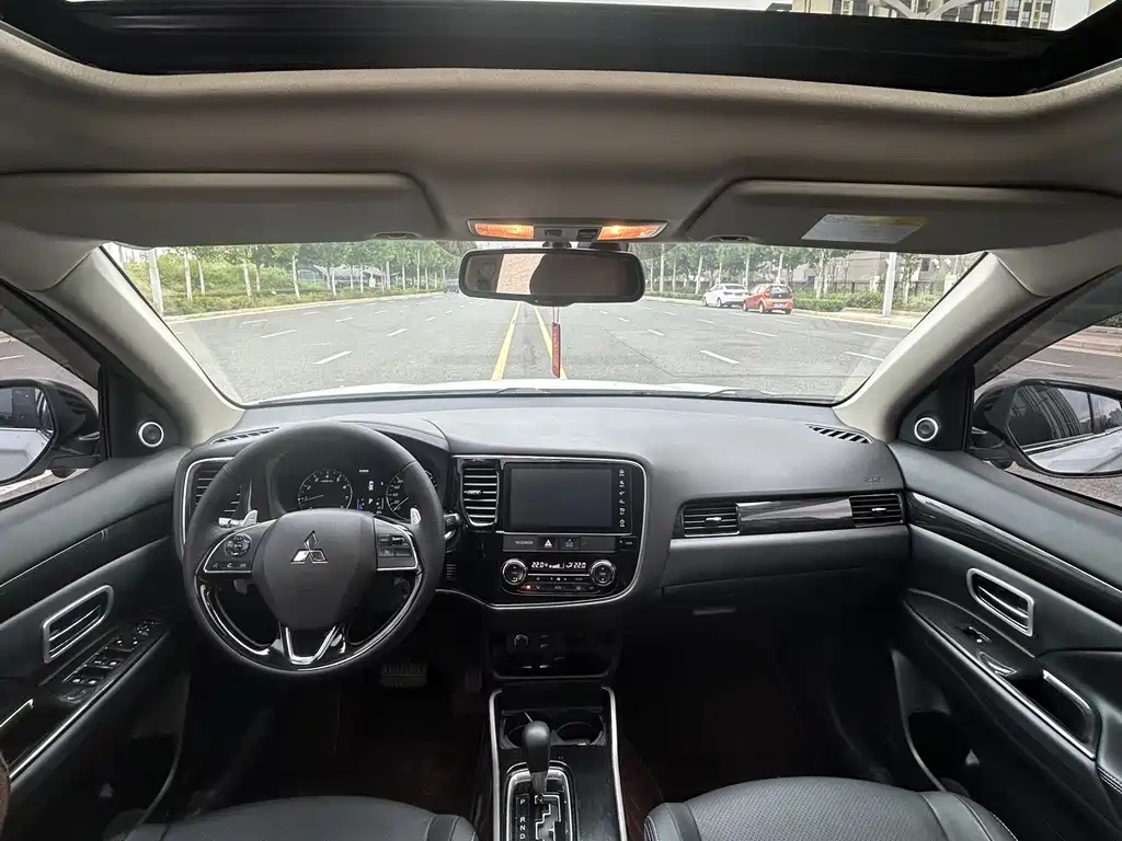 Mitsubishi Outlander — миниатюра 6